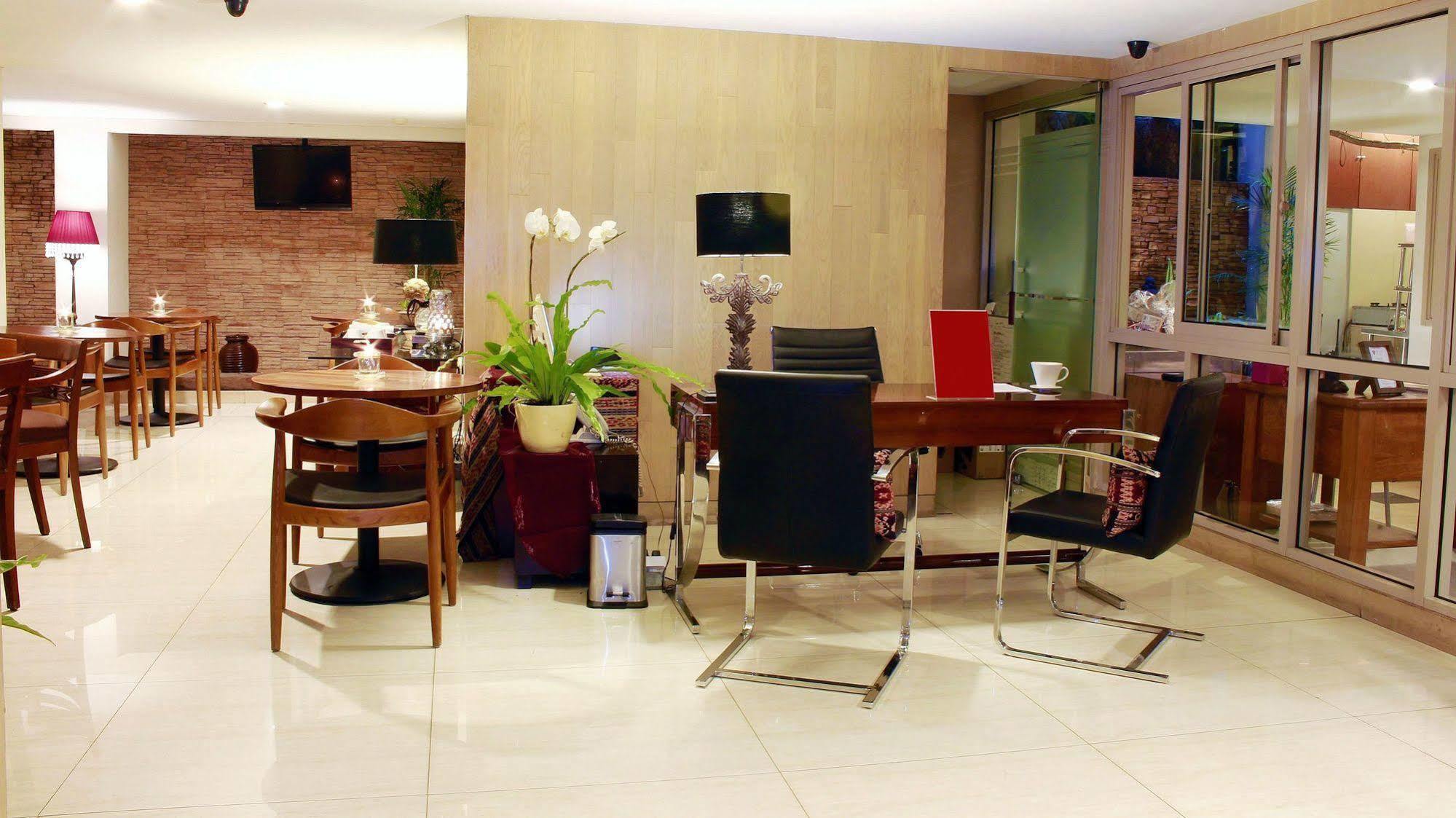 W Home Cikatomas Jakarta Exterior photo