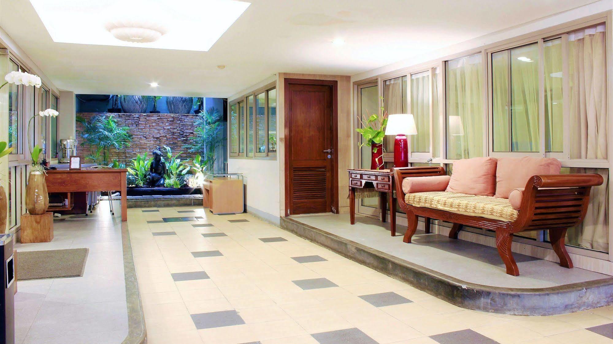 W Home Cikatomas Jakarta Exterior photo