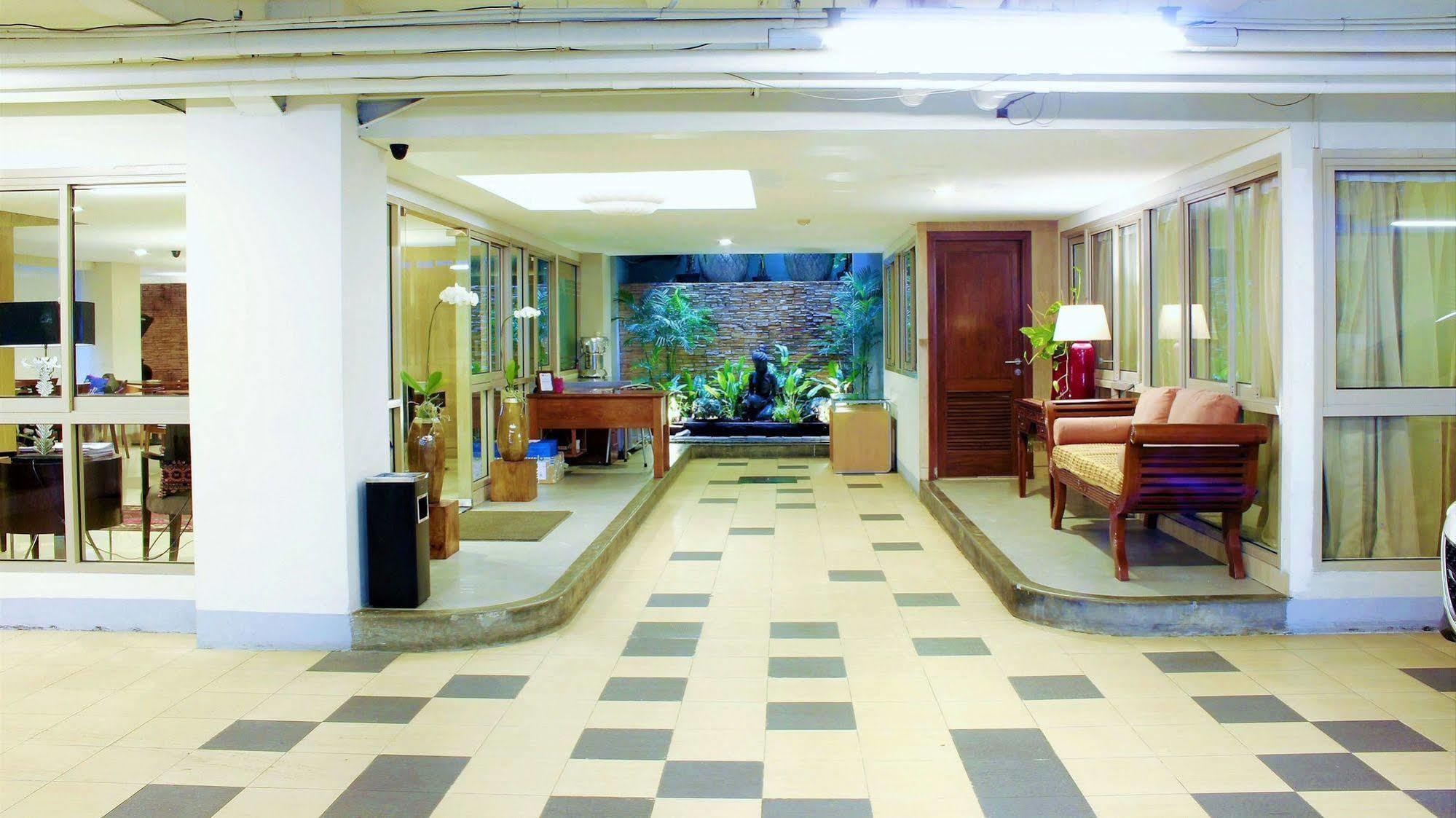 W Home Cikatomas Jakarta Exterior photo
